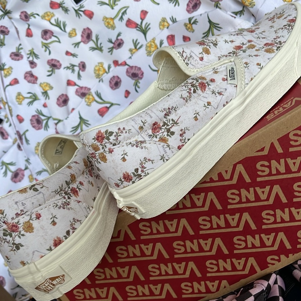 Vans WMNS Classic Slip-On (Vintage) Floral/Marshmal
VN0A38F7VMR
Sneakers - Picture 15 of 16